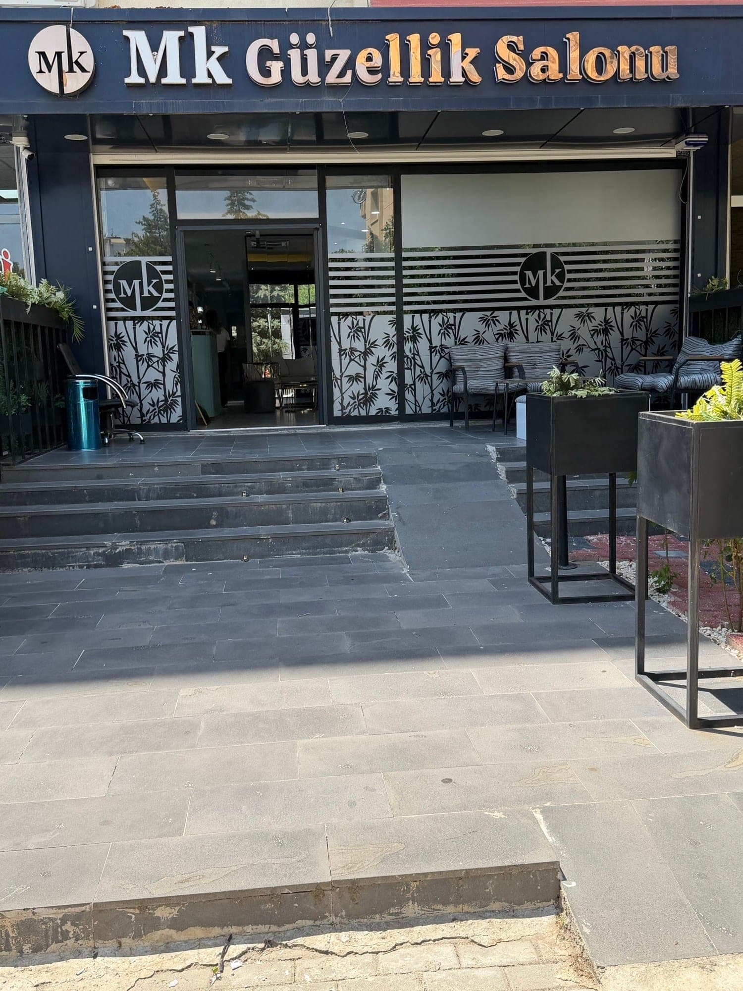 Mizgin Kaplan Güzellik Salonu tabelası ve girişi